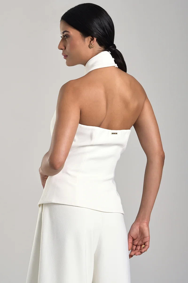 كارمن ستيفنز بلوزة بتصميم مخصص برقبة هالتر مع خط رقبة متقاطع