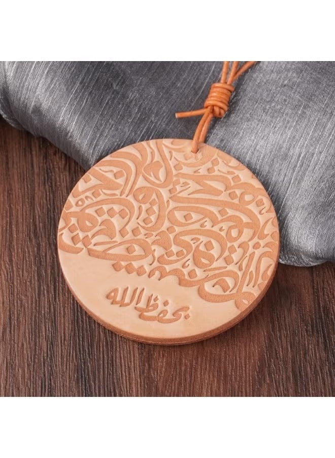 ULIOVA زينة معلقة لمرآة السيارة من الجلد الطبيعي مزودة بدعاء السفر الإسلامي بتصميم يدوي أنيق هدية مميزة للأب أو الزوج مقاس 8 سم - Image 4