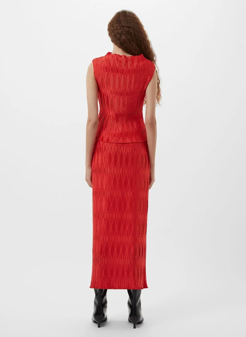 فرنش كونكشن بلوزة بياقة عالية وتفاصيل بليسيه