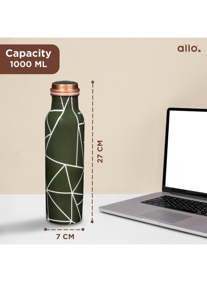 Allo زجاجة ماء نحاسية نقية 1 لتر | زجاجة نحاسية | قلوية ومضادة للأكسدة | 100% مانعة للتسرب، زجاجة مكتب، زجاجة صالة رياضية، زجاجة تامبا عصرية للبالغين، أفضل هدية لعيد ديwali (أخضر زيتوني مع خطوط تجريدية) - Image 5