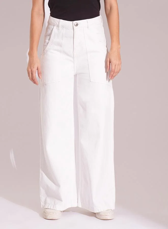 جلو باص جينز أبيض قطني بخصر عالي وقصة واسعة الأرجل