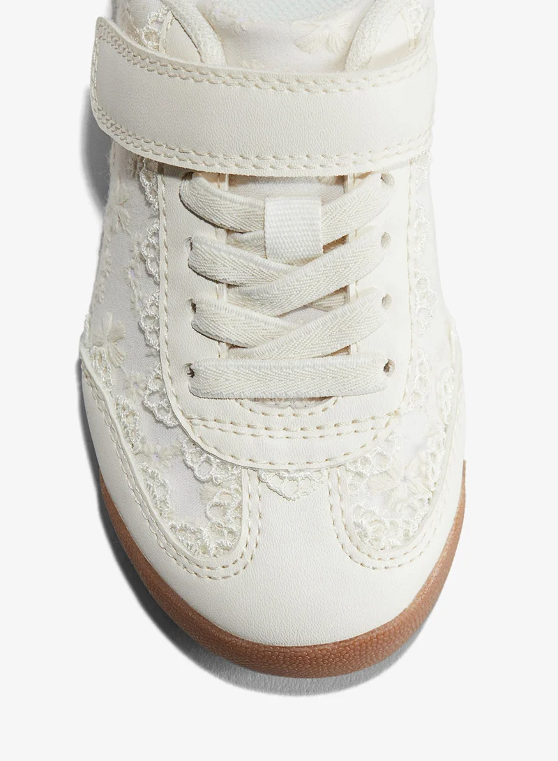 اتش اند ام حذاء رياضي بأربطة