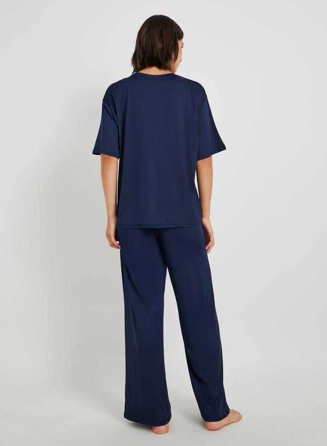 تايك تو طقم بيجاما وتيشيرت أوفر سايز بطبعة جرافيك من تيك تو - Image 4