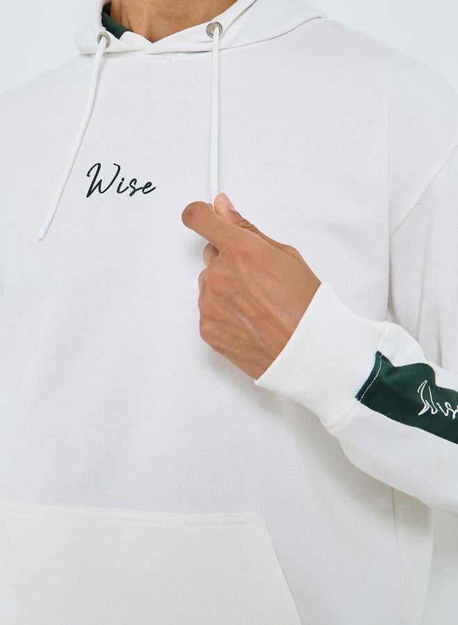 ستايلي هودي أبيض بطبعة موضعية بقصة مريحة للرجال - Image 3