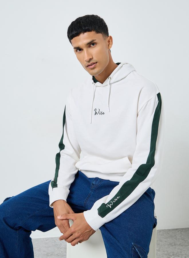 ستايلي هودي أبيض بطبعة موضعية بقصة مريحة للرجال - Image 1