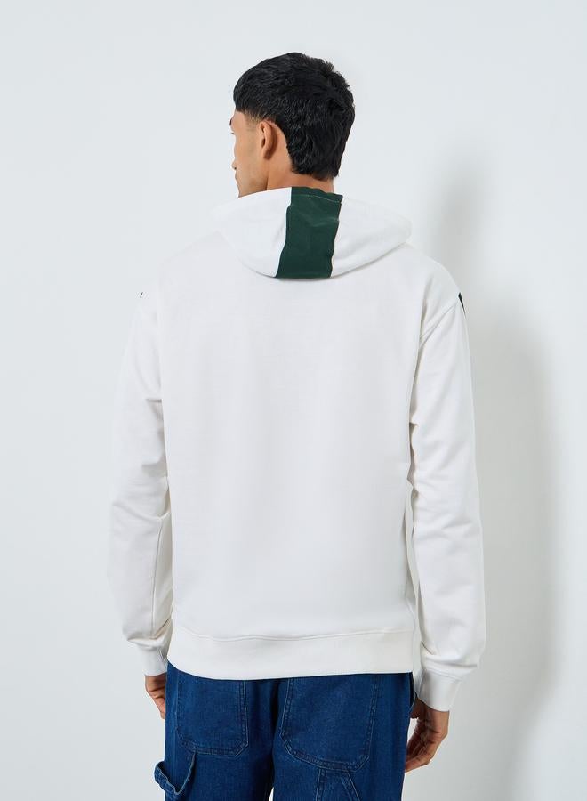 ستايلي هودي أبيض بطبعة موضعية بقصة مريحة للرجال - Image 4