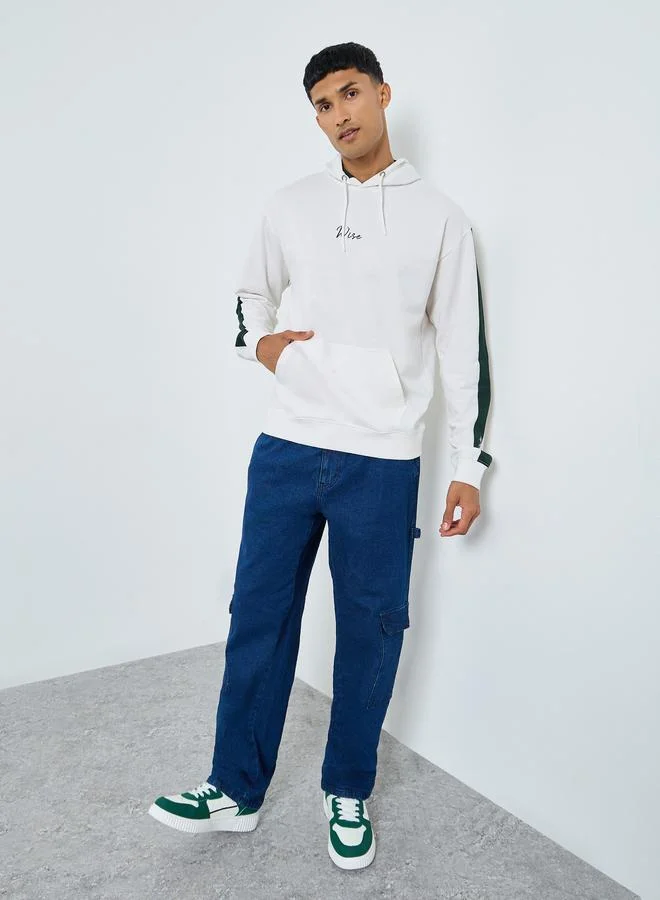 ستايلي هودي أبيض بطبعة موضعية بقصة مريحة للرجال