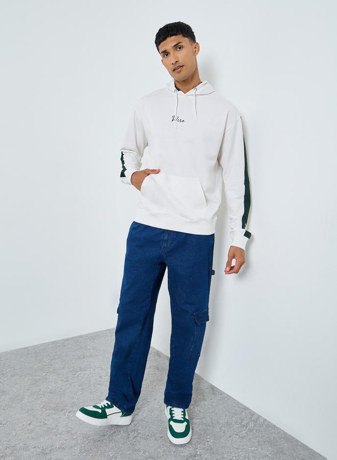ستايلي هودي أبيض بطبعة موضعية بقصة مريحة للرجال - Image 2