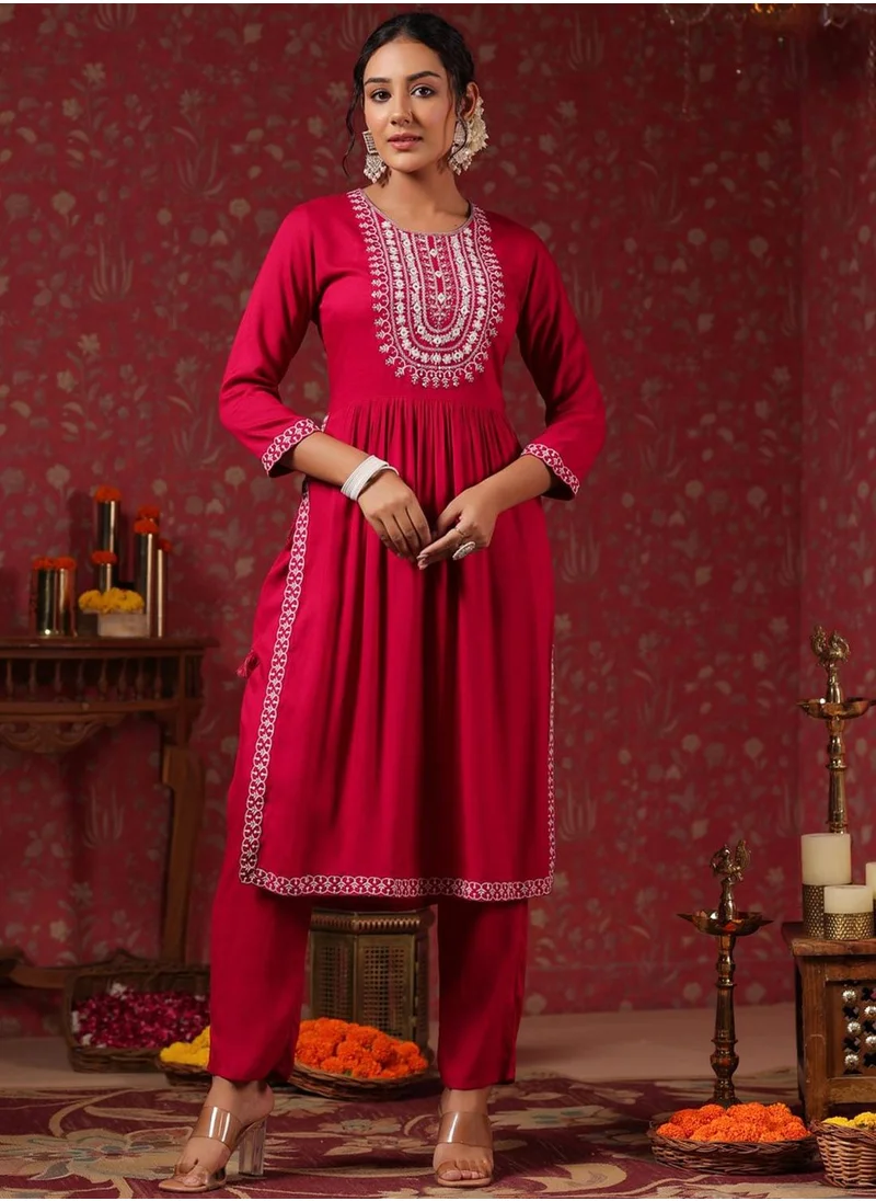 آي شين Regular Fit Embellished Pattern Round Neck Neck Three-Quarter Sleeve Magenta Colour Knitted Rayon Kurta Set for Women with Mid-Rise Closure - Crafted for Elegance and Ease