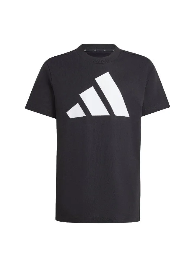 اديداس تيشيرت جيه بي إل مطبوع باللون الأسود للأطفال بأكمام قصيرة