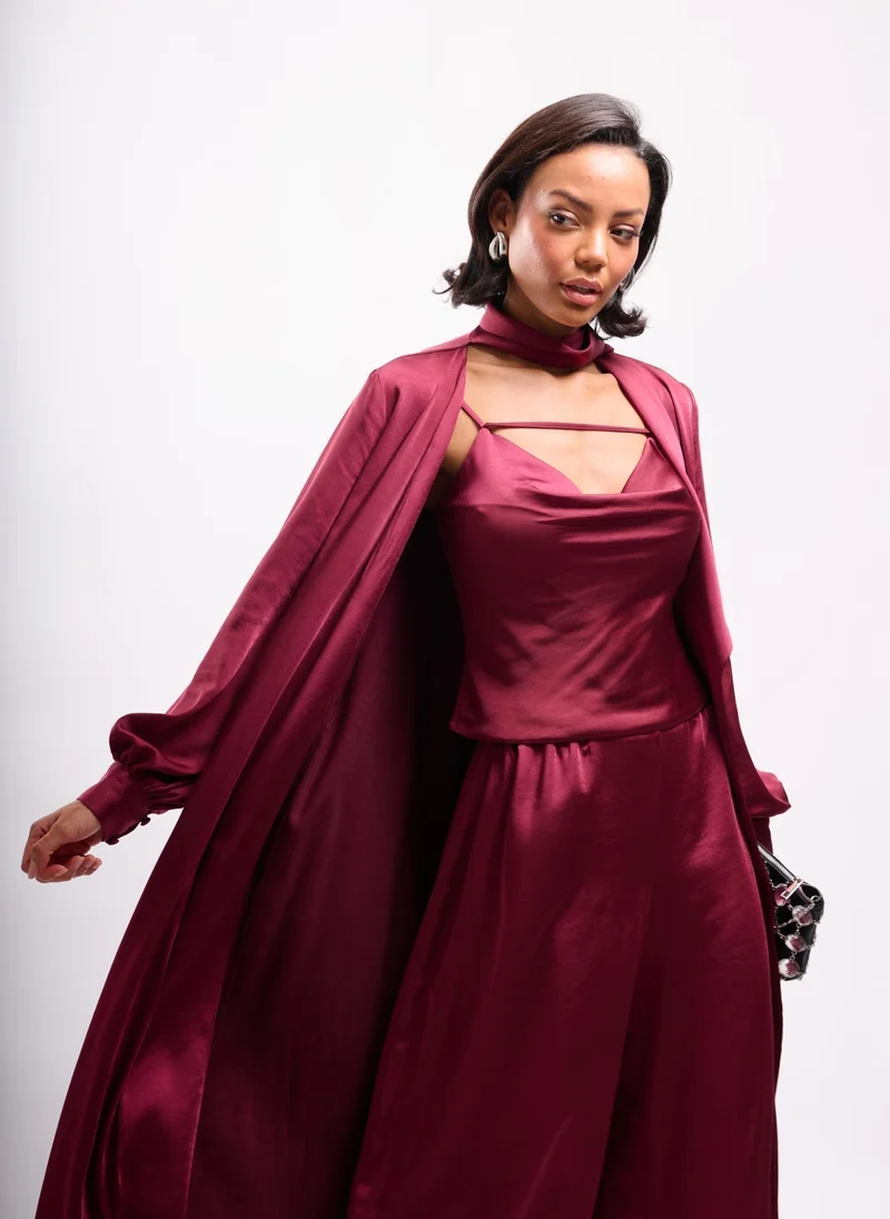 فايا توب كامي بتفاصيل حمالة وظهر مكشوف باللون البورتو