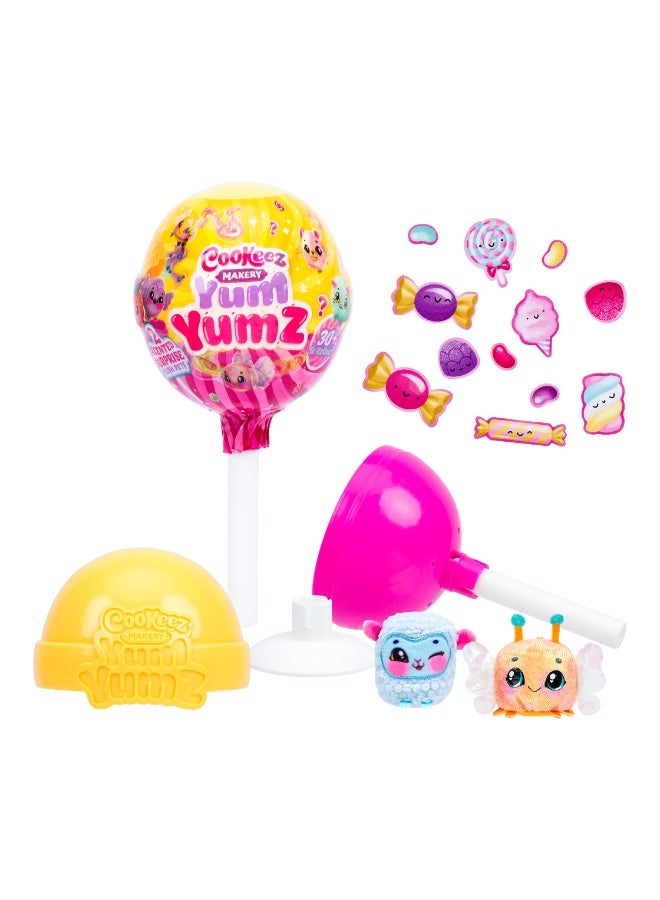 Cookeez Makery كوكيز ميكري يوم يومز السلسلة 3 عبوة مفاجأة 2 في 1 – دمية صغيرة محشوة، قطعة واحدة بتصاميم وألوان متنوعة (قد يختلف الشكل واللون)، تُباع كل قطعة على حدة | دمية قابلة للجمع | لعبة ناعمة | حيوان أليف مفاجئ | دمية محشوة معطرة | هدية للأطفال والكبار - Image 1