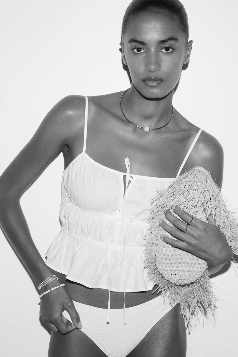 اتش اند ام بلوزة بحمالات كتف وحافة بيبلوم