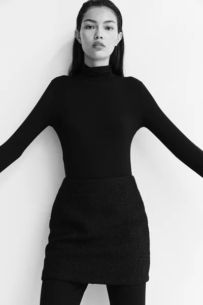 اتش اند ام تنورة قصيرة