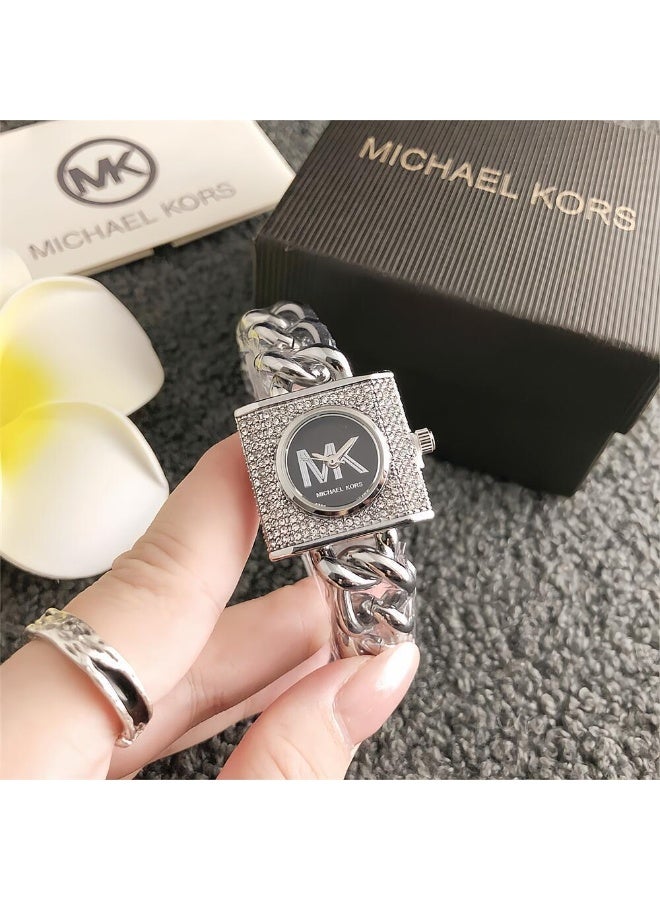 MK ساعة ميخايل كورس للنساء بلون فضي مع علبة مربعة مرصعة بالكريستال وسوار سلسلة