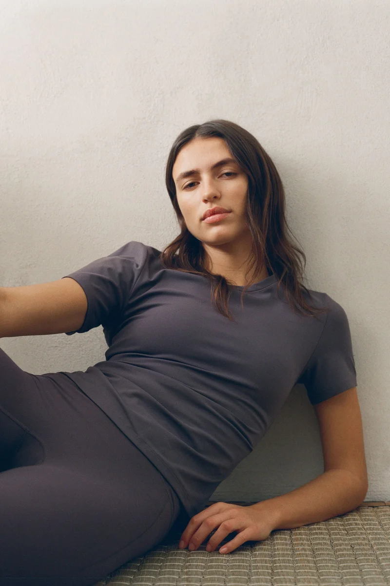 اتش اند ام تي-شيرت رياضي من نسيج سوفت موف