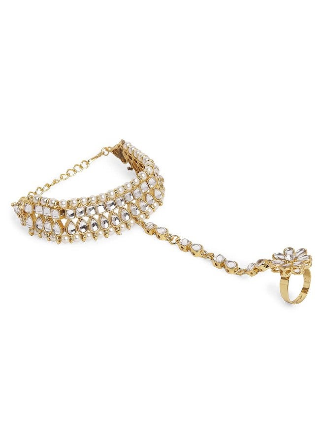 سوار هاثفول ذهبي اللون مرصع بأحجار الكوندان الزهرية بتصميم عرقي مع خاتم، من تصميم OOMPHelicious Jewellery، مناسب للفتيات والسيدات. - Image 2
