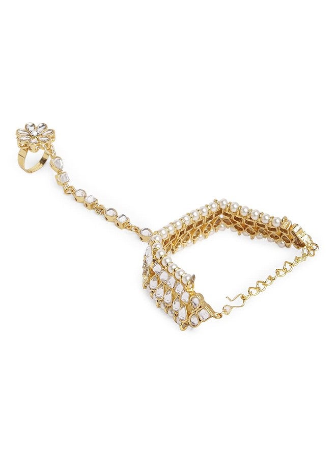 سوار هاثفول ذهبي اللون مرصع بأحجار الكوندان الزهرية بتصميم عرقي مع خاتم، من تصميم OOMPHelicious Jewellery، مناسب للفتيات والسيدات. - Image 3