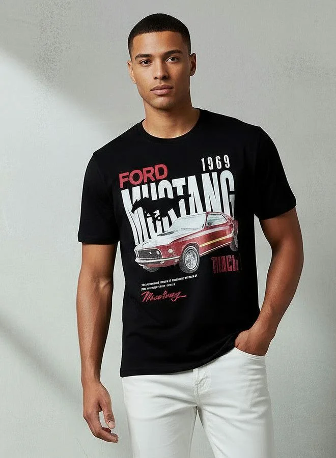 اس بي كاركترز تيشيرت رجالي بطبعة فورد موستانج بياقة دائرية وأكمام قصيرة