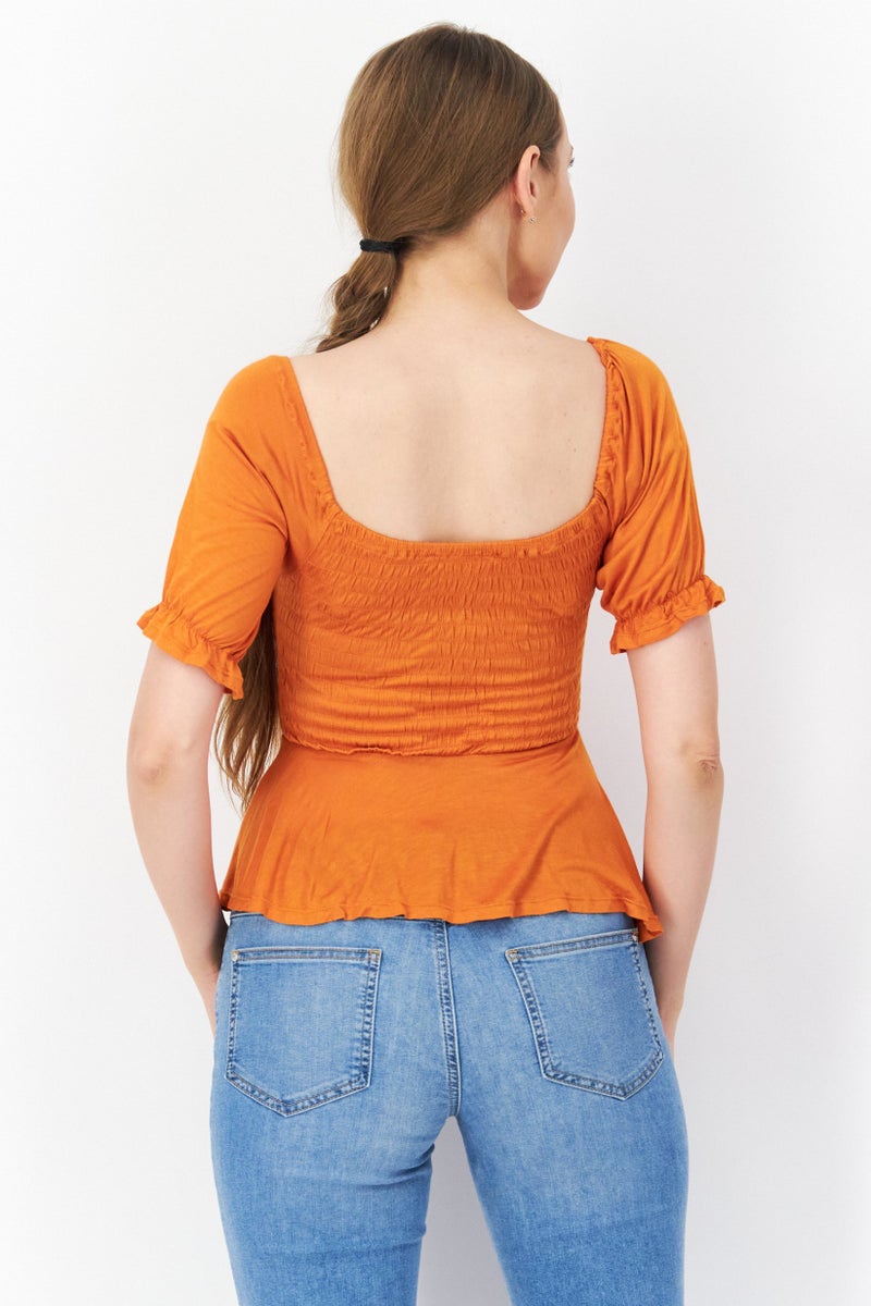 GUESS بلوزة نسائية بأكمام قصيرة وفتحة عنق مربعة، مزينة بالتجاعيد، بريق ذهبي - Image 3