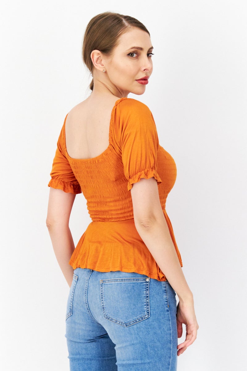 GUESS بلوزة نسائية بأكمام قصيرة وفتحة عنق مربعة، مزينة بالتجاعيد، بريق ذهبي - Image 2