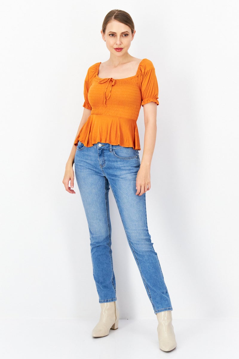 GUESS بلوزة نسائية بأكمام قصيرة وفتحة عنق مربعة، مزينة بالتجاعيد، بريق ذهبي - Image 4