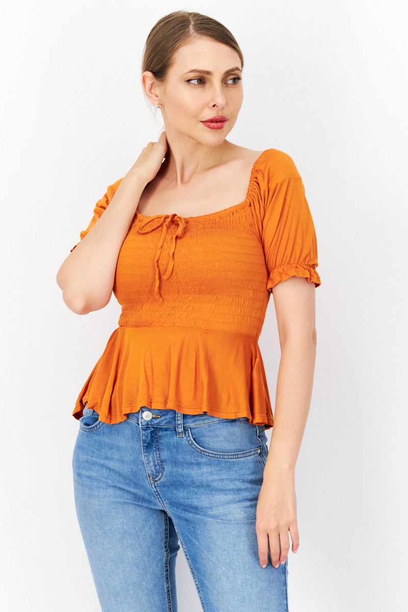 GUESS بلوزة نسائية بأكمام قصيرة وفتحة عنق مربعة، مزينة بالتجاعيد، بريق ذهبي - Image 1