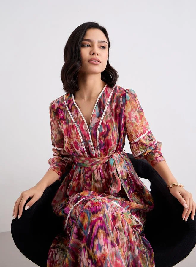 ستايلي فستان طويل بتفاصيل كسرات