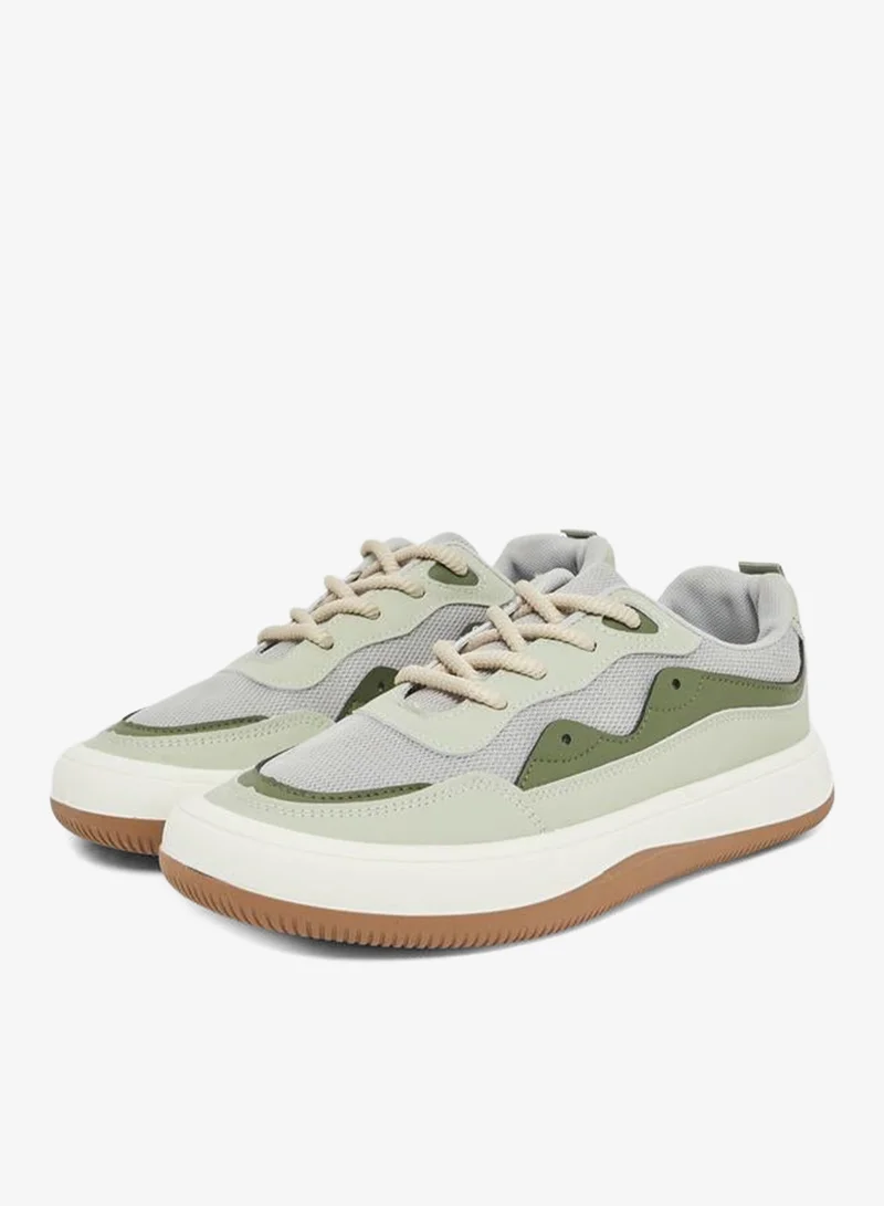 ستايلي حذاء سنيكرز بنمط كتل الالوان مع رباط غلق