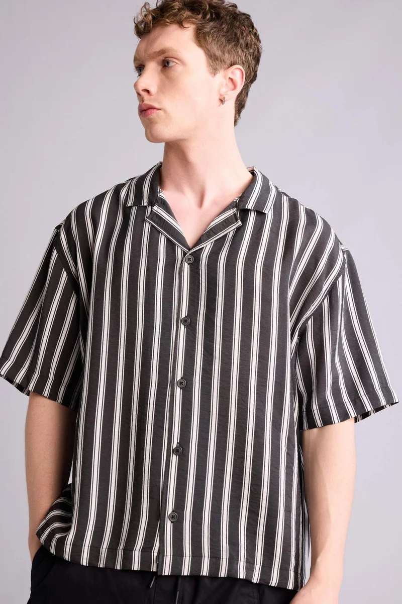 ديفاكتو Boxy Fit Apache Neck Printed Striped Short Sleeve Shirt