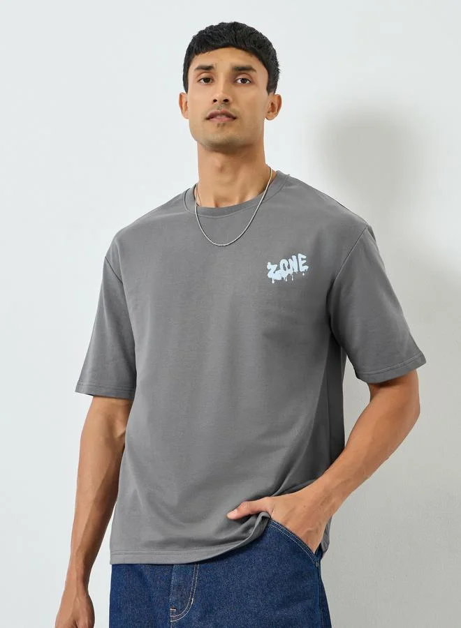 ستايلي تيشيرت رجالي واسع بطبعة جرافيك لون رمادي
