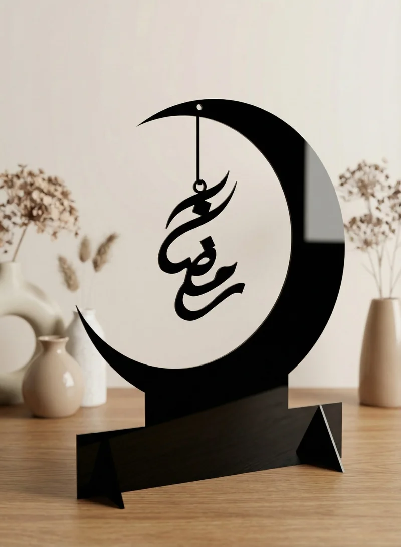 لوحة ستاند ديكور من الأكريليك يحمل كلمة رمضان معلقة داخل الهلال
