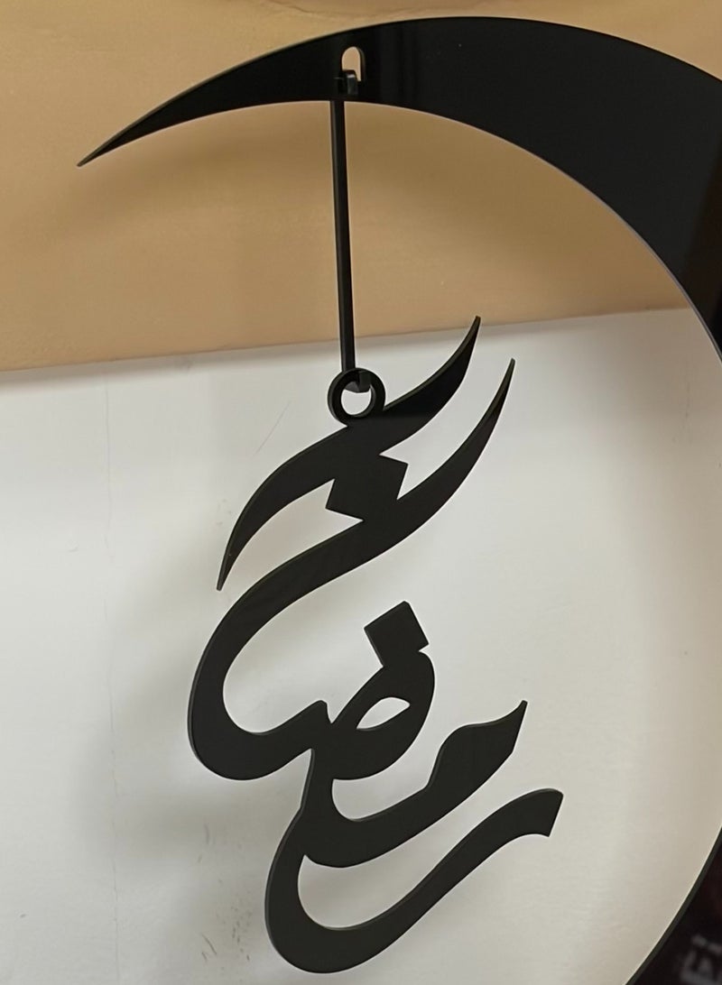 لوحة ستاند ديكور من الأكريليك يحمل كلمة رمضان معلقة داخل الهلال - Image 3