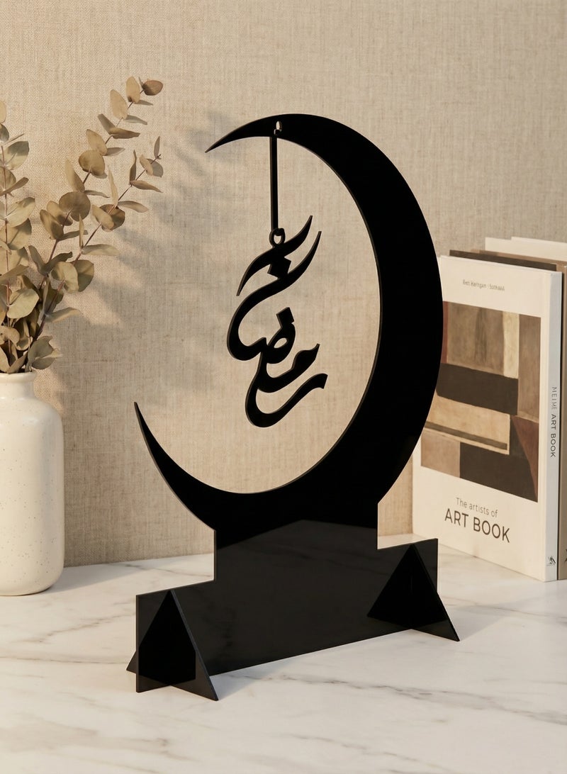 لوحة ستاند ديكور من الأكريليك يحمل كلمة رمضان معلقة داخل الهلال - Image 1