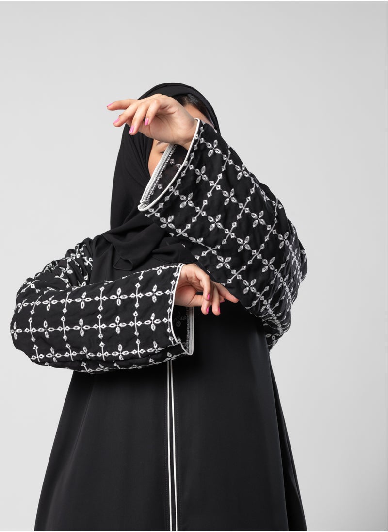 دار امتنان  - عباية ترنش كوت مطرزه بالورد الابيض - Image 1