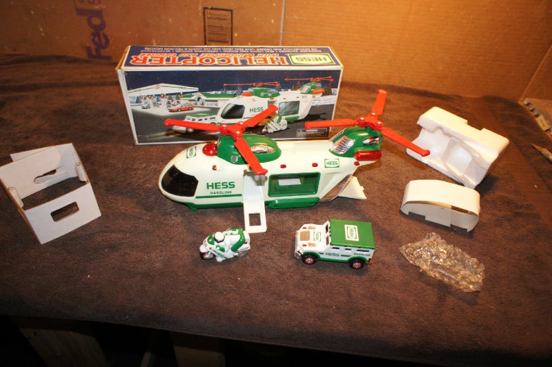 Hess طائرة هليكوبتر هيس 2001 مع دراجة نارية وسفينة - Image 3