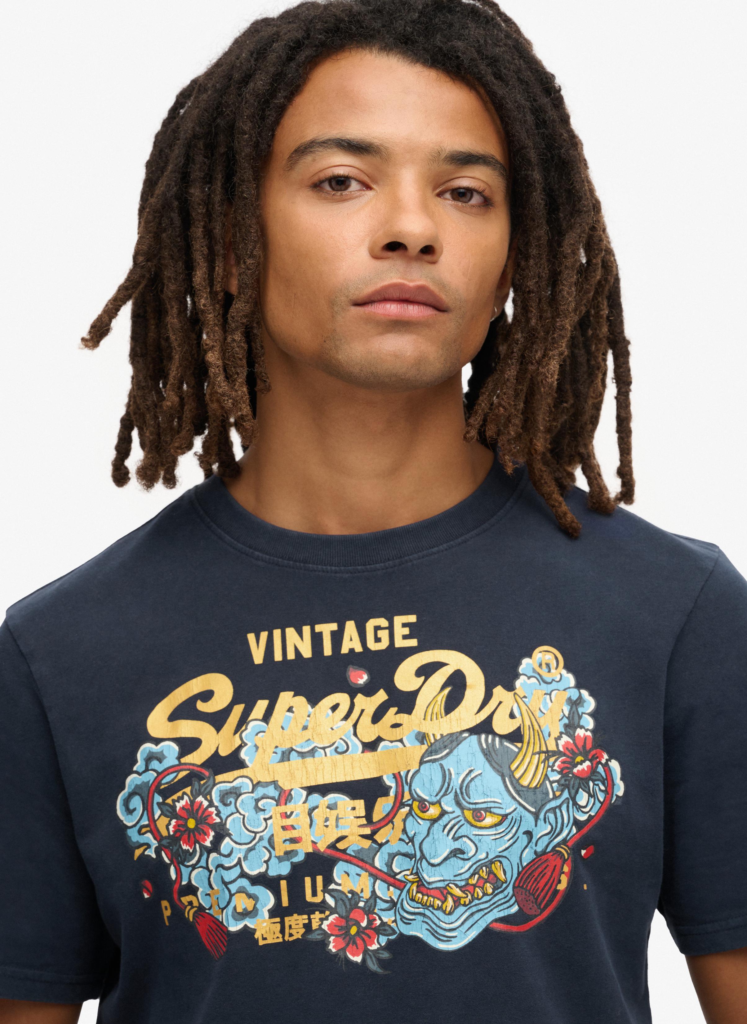 Superdry 極度乾燥しなさい★エンボスロゴ＆ロゴタブ☆Tシャツ ロゴ Tシャツ（フラワー×ホワイト） | SHE'S ONLINE SHOP