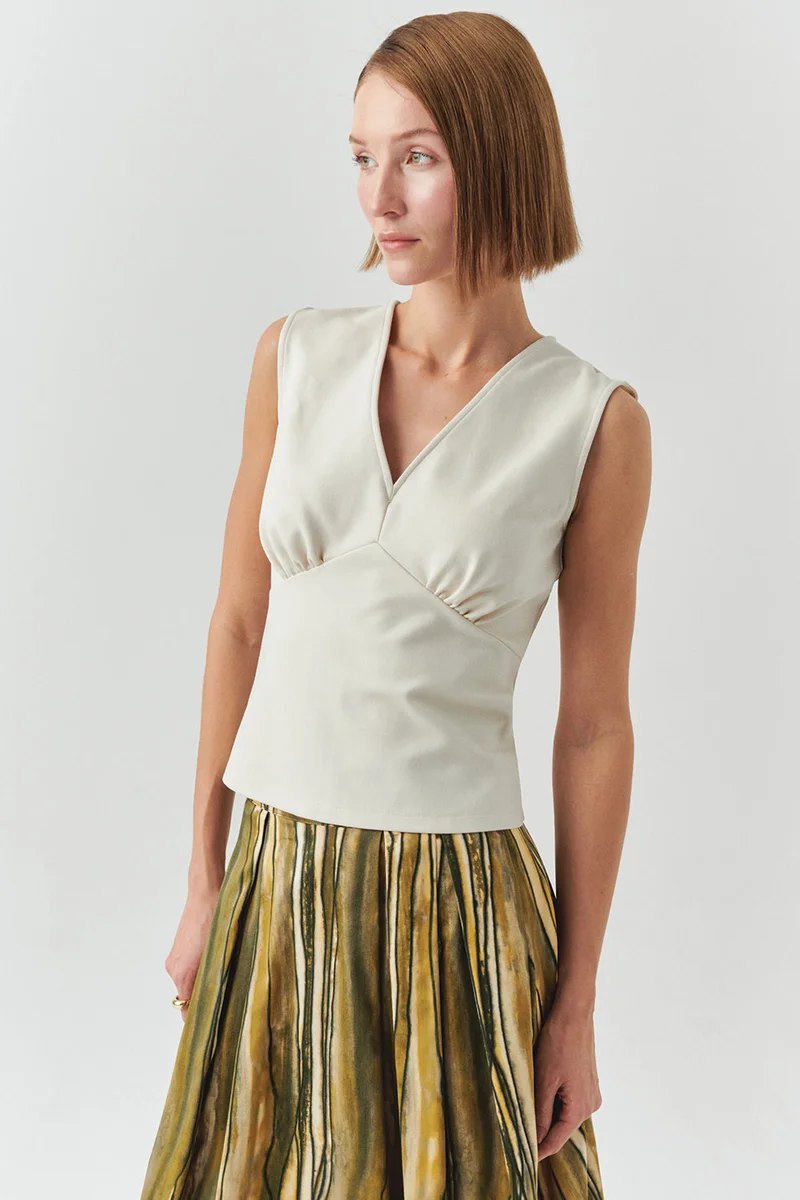 Exquise V-Neck Sleeveless Slim Fit Knitted Cream Blouse