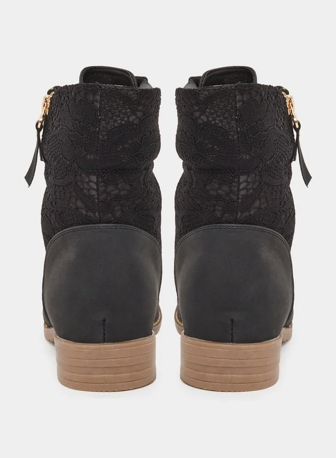 ستايلي بوت بكاحل ونصف سحَّاب مع تفاصيل دانتيل