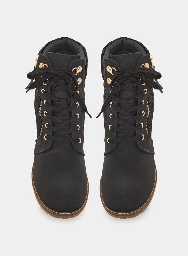 ستايلي بوت بكاحل ونصف سحَّاب مع تفاصيل دانتيل