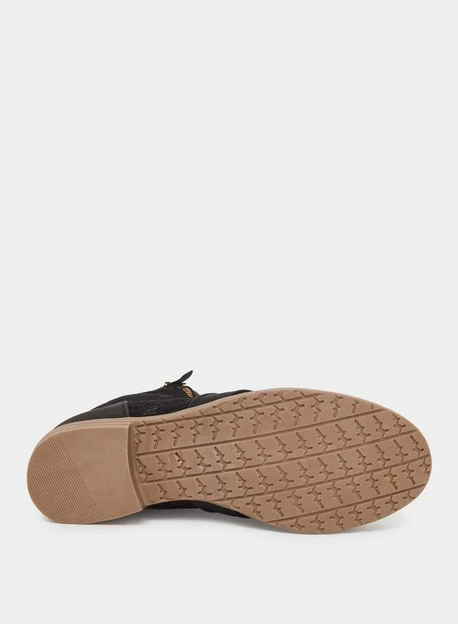 ستايلي بوت بكاحل ونصف سحَّاب مع تفاصيل دانتيل