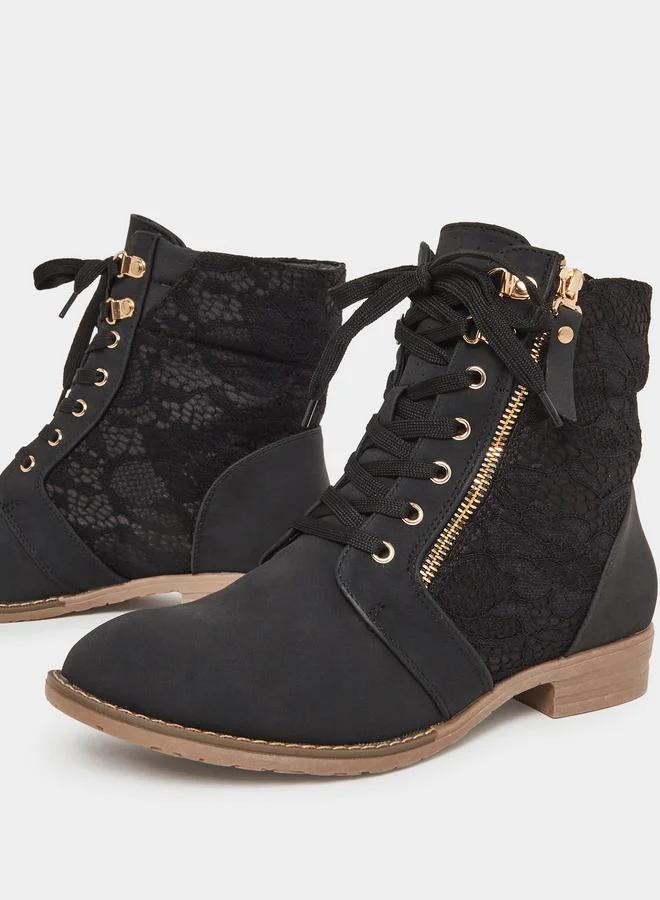 ستايلي بوت بكاحل ونصف سحَّاب مع تفاصيل دانتيل