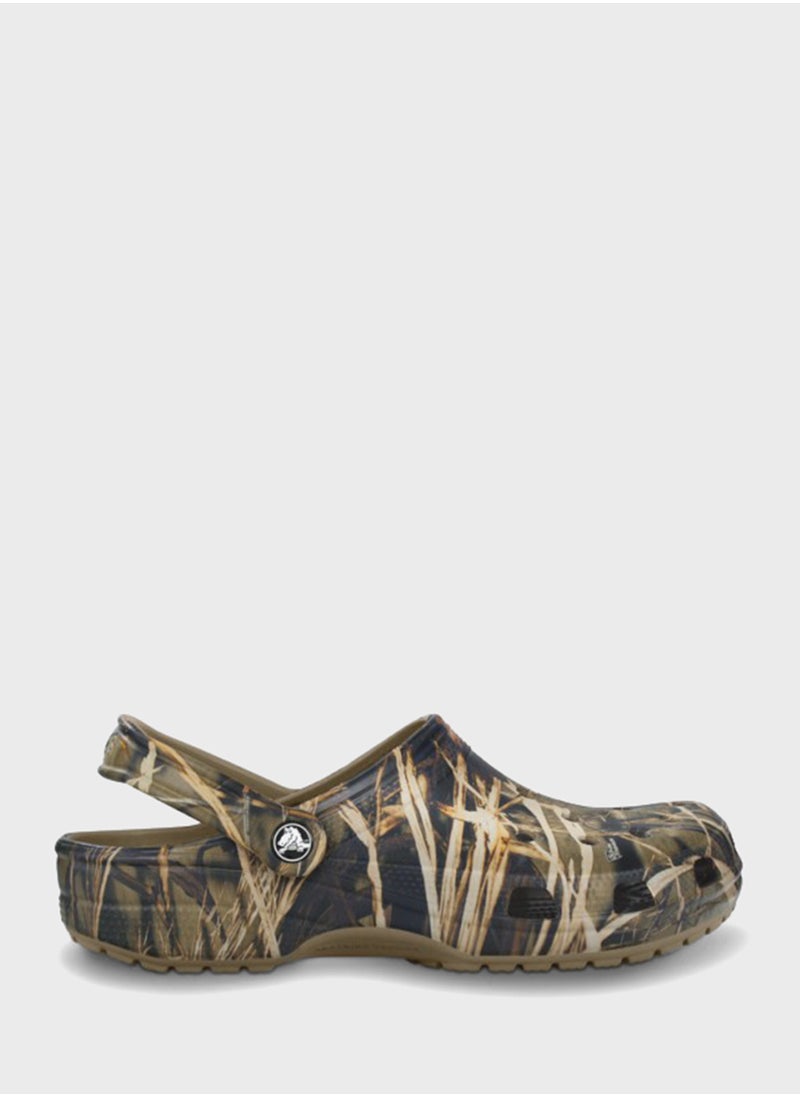 crocs - Classic Realtree Clog Sandals - Image 1