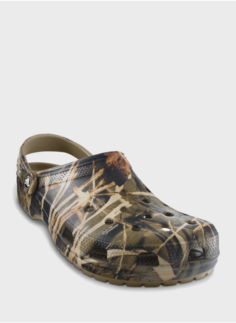 crocs - Classic Realtree Clog Sandals - Image 1