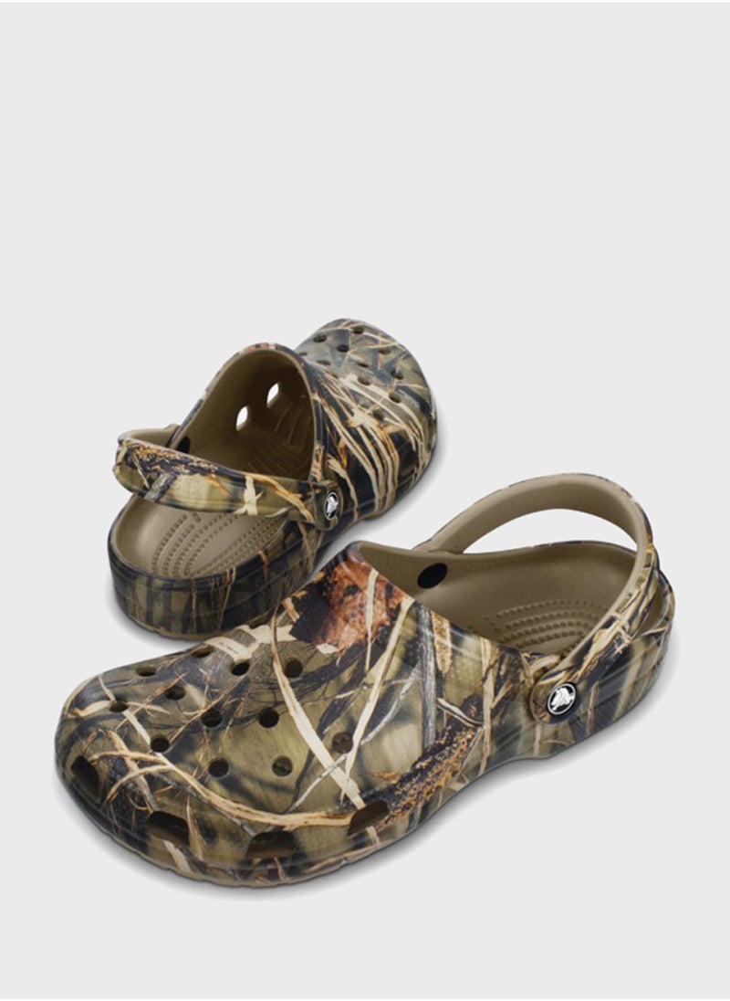 crocs - Classic Realtree Clog Sandals - Image 1