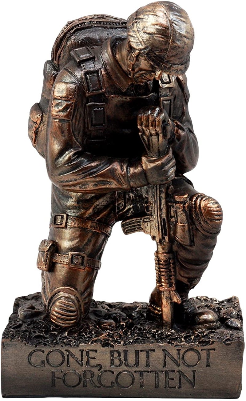 إيبروس جيفت Ebros Gift Battlefield Kneaeling Soldier Soldier تمثال 8.5 "H Honor & Valor Military Combat Unit Brother in Arms ذهب تمثال الأسلحة ولكن لم ينسى - Image 1