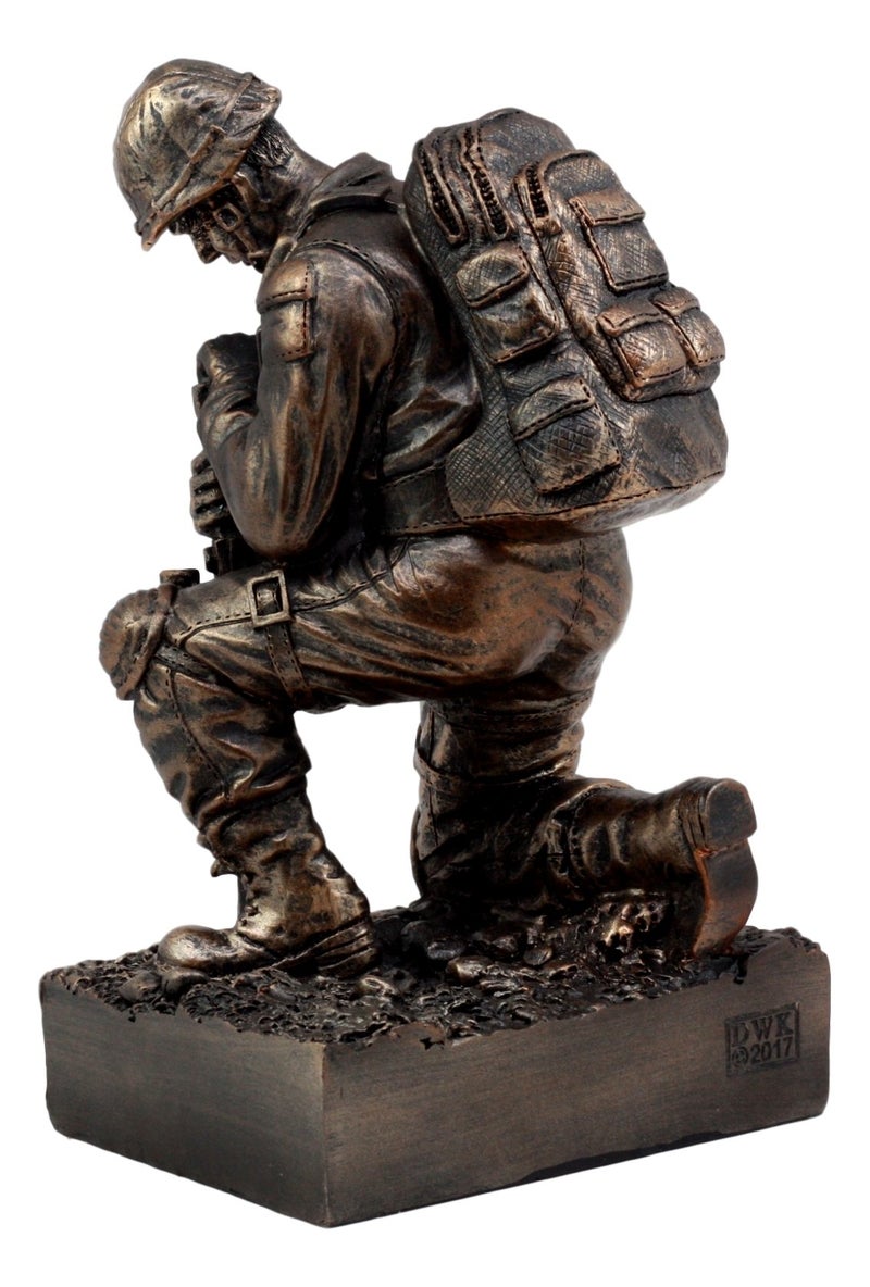 إيبروس جيفت Ebros Gift Battlefield Kneaeling Soldier Soldier تمثال 8.5 "H Honor & Valor Military Combat Unit Brother in Arms ذهب تمثال الأسلحة ولكن لم ينسى - Image 3