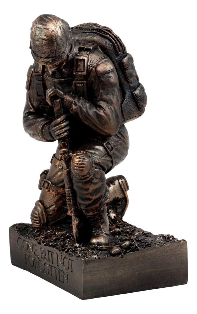 إيبروس جيفت Ebros Gift Battlefield Kneaeling Soldier Soldier تمثال 8.5 "H Honor & Valor Military Combat Unit Brother in Arms ذهب تمثال الأسلحة ولكن لم ينسى - Image 2