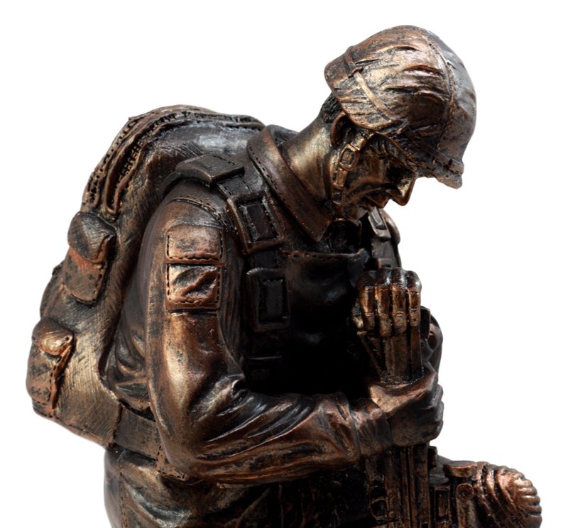 إيبروس جيفت Ebros Gift Battlefield Kneaeling Soldier Soldier تمثال 8.5 "H Honor & Valor Military Combat Unit Brother in Arms ذهب تمثال الأسلحة ولكن لم ينسى - Image 5