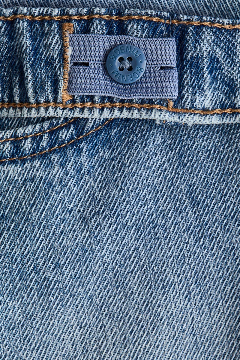 اتش اند ام جينز بقصّة مريحة وساق متدرجة في الضيق